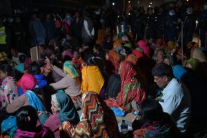 खुल्ला मञ्च बाहिरको सडकमै सुते मिटरब्याज पीडित