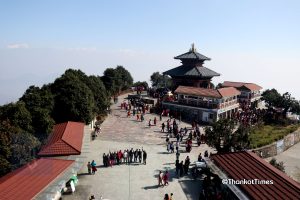 भालेश्वर डाँडामा फागु खेल्दै सेल्फी खिच्न स्वदेशी तथा विदेशीहरूको घुइँचो