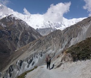 ट्रेकिङ जाँदा गाइड र पोटरलाई १० लाखको बीमा पर्यटकले नै गरिदिनुपर्ने