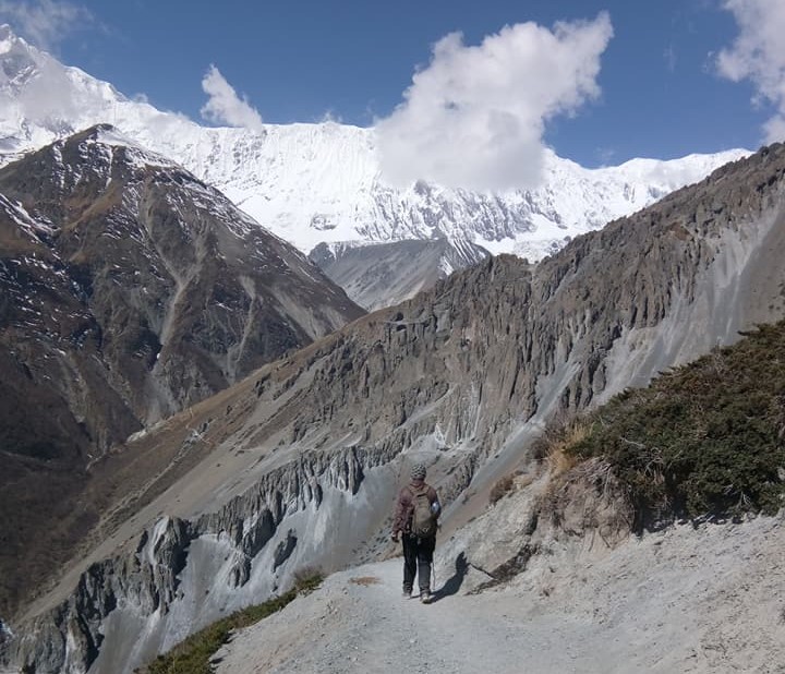 ट्रेकिङ जाँदा गाइड र पोटरलाई १० लाखको बीमा पर्यटकले नै गरिदिनुपर्ने