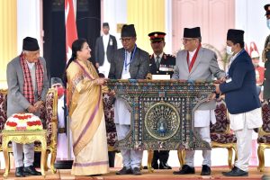 राष्ट्रपति विद्यादेवी भण्डारीको बिदाई, प्रधानमन्त्रीले दिए मयूर झ्याल उपहार