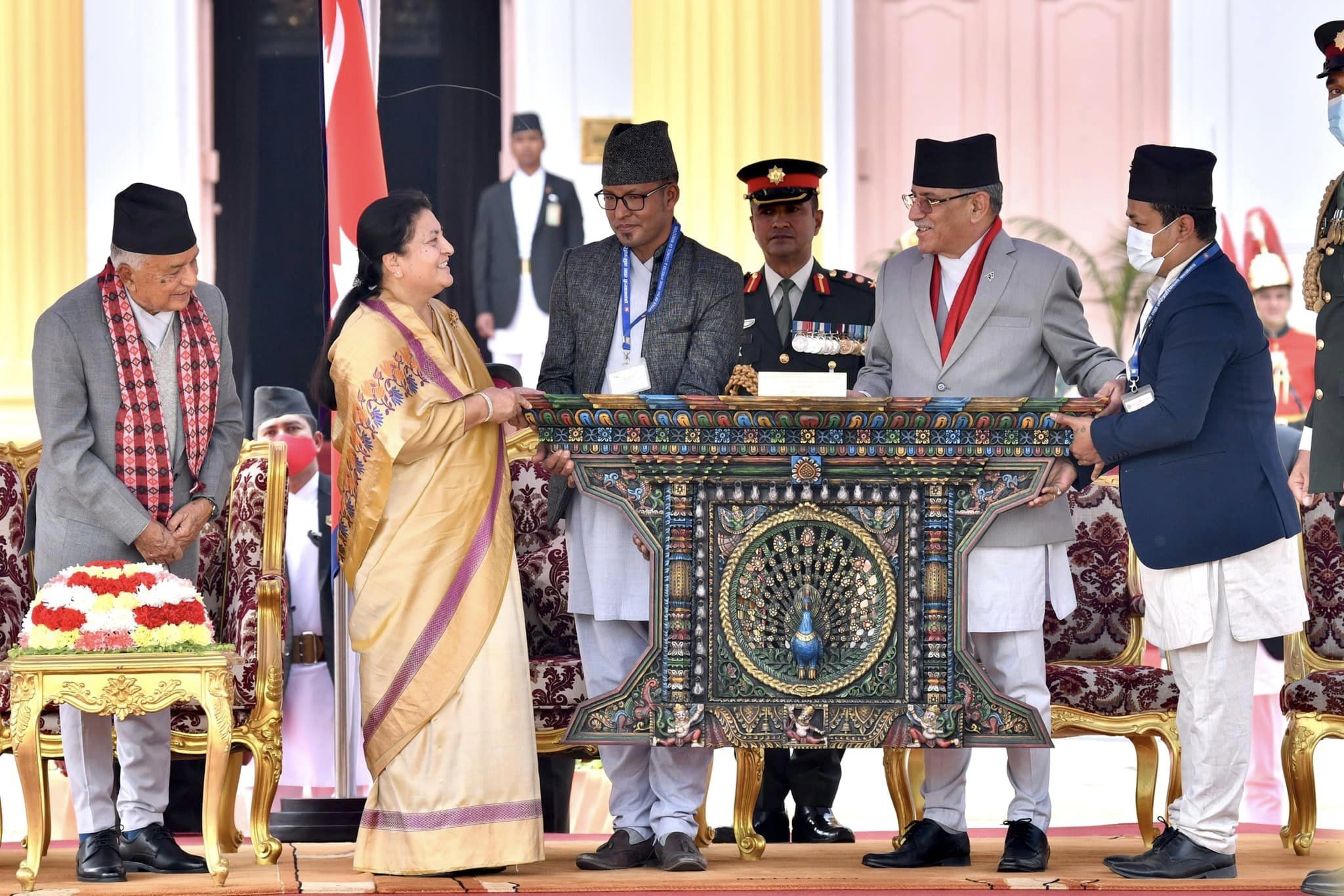 राष्ट्रपति विद्यादेवी भण्डारीको बिदाई, प्रधानमन्त्रीले दिए मयूर झ्याल उपहार
