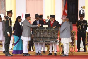 चन्द्रागिरि नगरमा बस्न आएका निवर्तमान उपराष्ट्रपति पुनलाई आँखीझ्याल उपहार