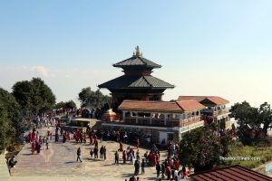 चन्द्रागिरिमा डाँडामा हिउँ परेको हल्लामा कति सत्यता ? यसो भन्छन् भालेश्वर मन्दिरका ‘भाइरल’ पुजारी