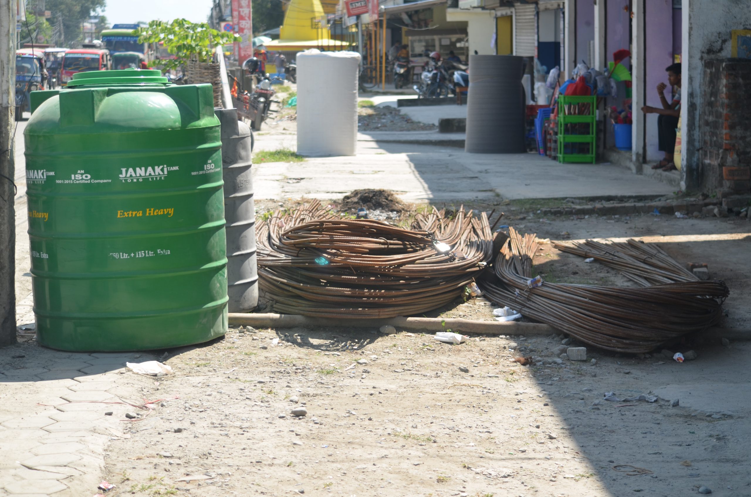 नगरपालिकाद्वारा सडक पेटीमा राखिएका सामान जफत