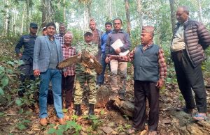 नाैबिसेमा दुई जना युवाले बोकेर हिँडेको हुचिल स्थानीय सामुदायिक वनमा छोडियो