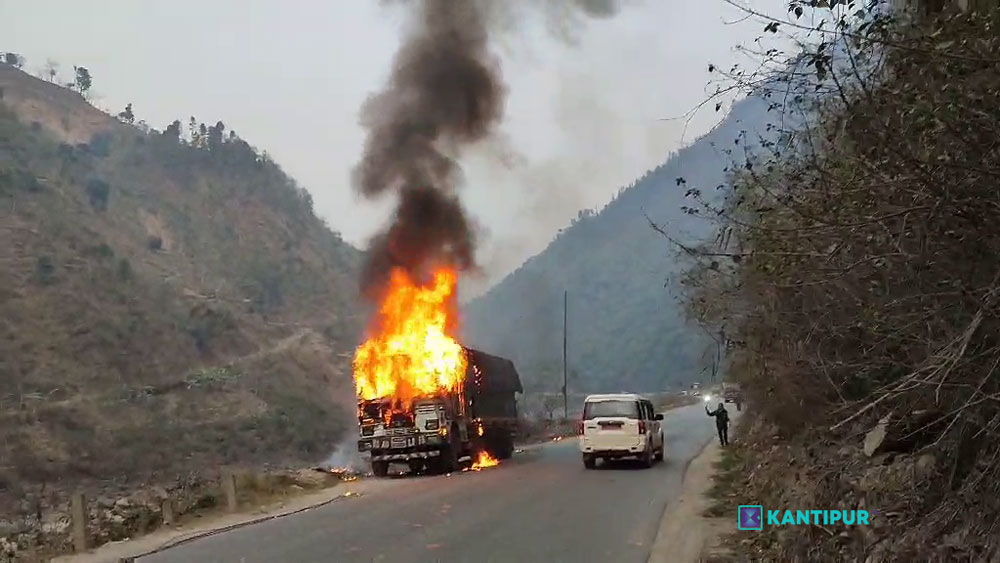 बेनिघाटमा गुडिरहेको ट्रकमा आगलागी, चालक सकुशल
