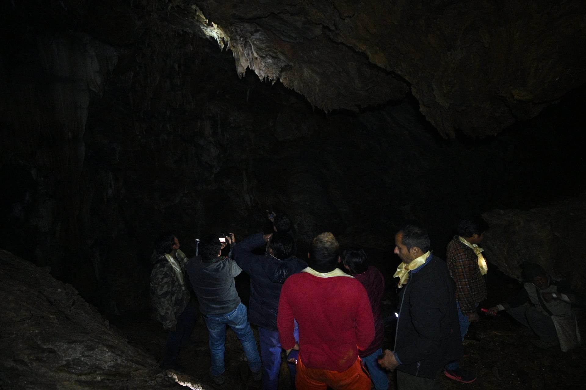 नाेहक गुफामा बस्याे बेनिघाट राेराङ गाउँपालिकाकाे बैठक