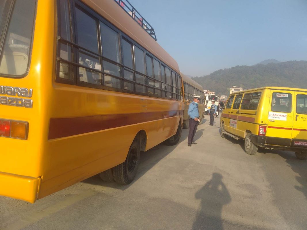 ट्राफिक नियम उल्लंघन गर्ने स्कुल बसका चालक कारबाहीमा