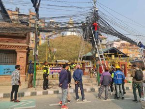 ललितपुर महानगरले अव्यवस्थित रूपमा जथाभावी टाँगिएका तार काट्न थाल्यो