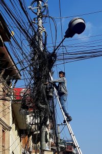 खम्बामा छाडिएका अनावश्यक तार १५ दिनभित्र हटाउन काठमाडाैं महानगरको निर्देशन