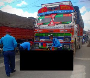 बल्खुमा ट्रकले ठक्कर दिँदा स्कुटरचालक सतुंगलका पाण्डेको ज्यान गयो