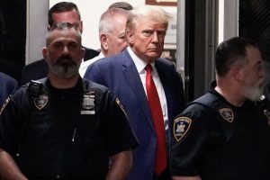 अमेरिकाका पूर्वराष्ट्रपति डोनाल्ड ट्रम्प पक्राउ