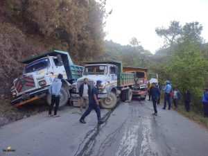 काठमाडाैंमा तीव्र गतिमा हुँइकिएका चारवटा टिपर एकैसाथ दुर्घटना