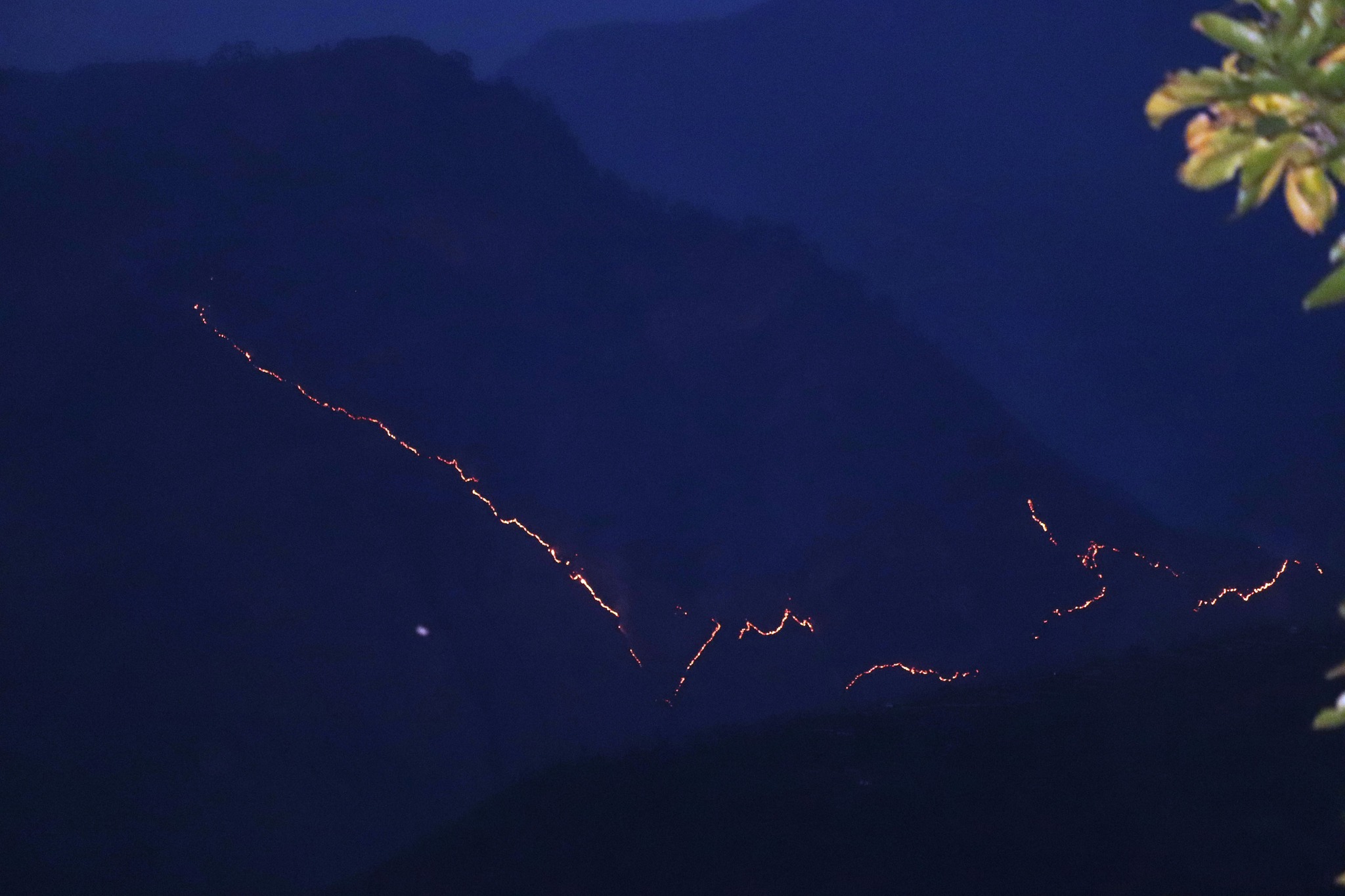 ह्वात्तै बढ्यो प्रदूषण, १४० भन्दा बढी स्थानमा डढेलो