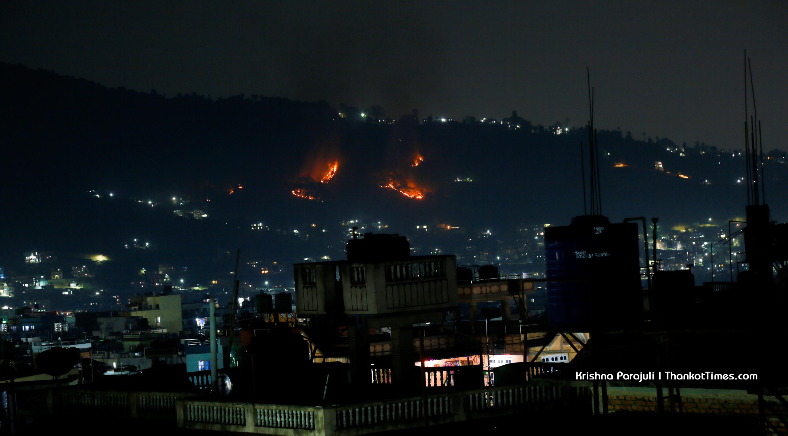 चन्द्रागिरि नगरपालिका-१२ बलम्बु रानिवनमा भीषण आगलागी, नियन्त्रण प्रयास जारी