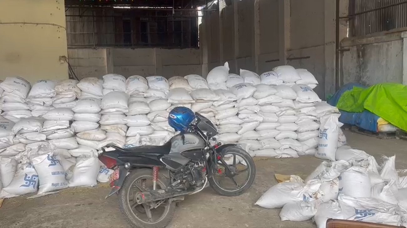 ढुङ्गेअड्डामा तीनतले गोदामभरि कुहिएको केराउ, अर्को ट्रकमा पनि २४० बोरा कुहिएको केराउ