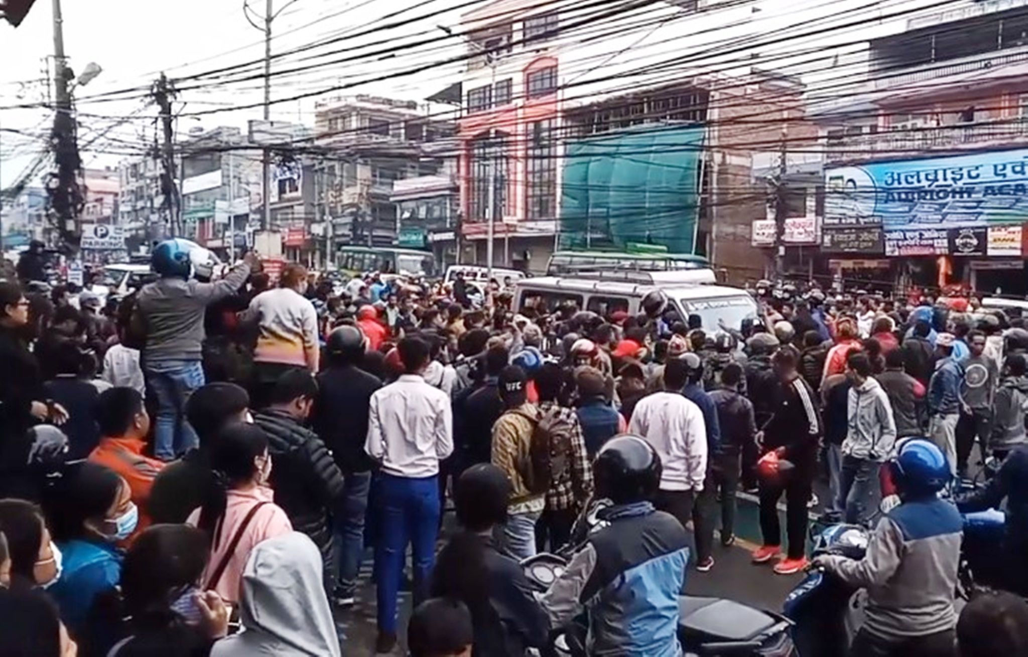 माइक्रोले स्कुटर चालकलाई घिसारेर ४० मिटर पर पुर्याउँदा स्कुटर चालकको गयो ज्यान