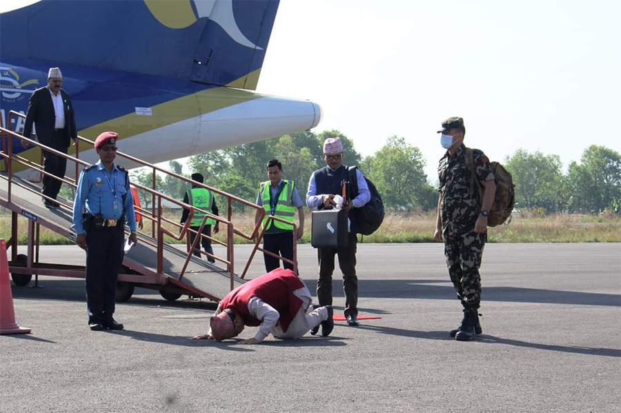सुर्खेतमा विमानबाट ओर्लिएपछि उपप्रधानमन्त्री खड्काले माटोलाई ढोगेपछि …