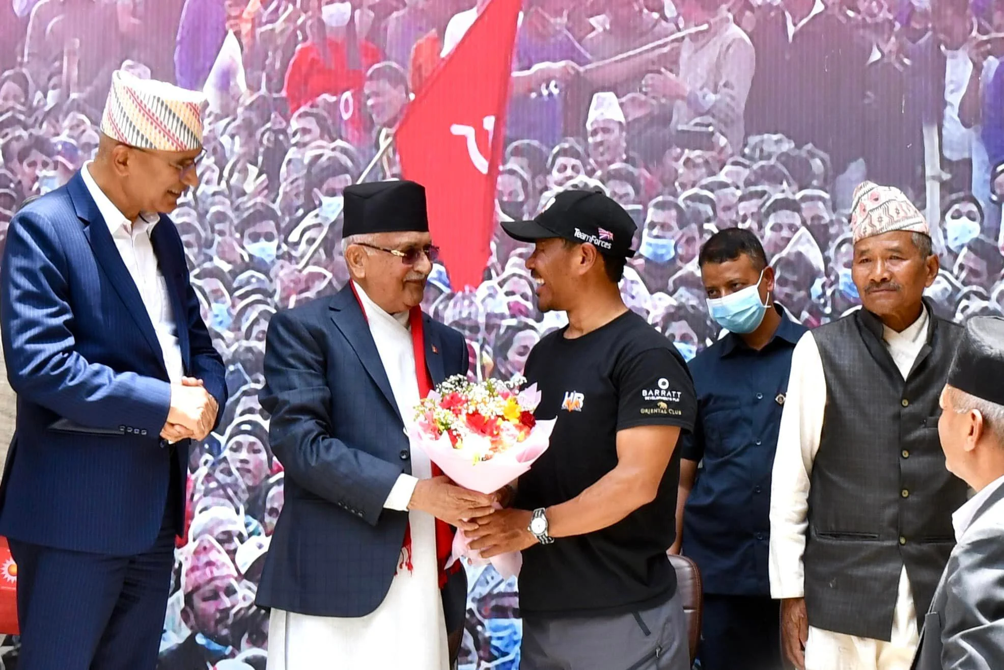 नेकपा एमालेद्वारा कीर्तिमानी सगरमाथा आरोही बुढा मगरलाई सम्मान