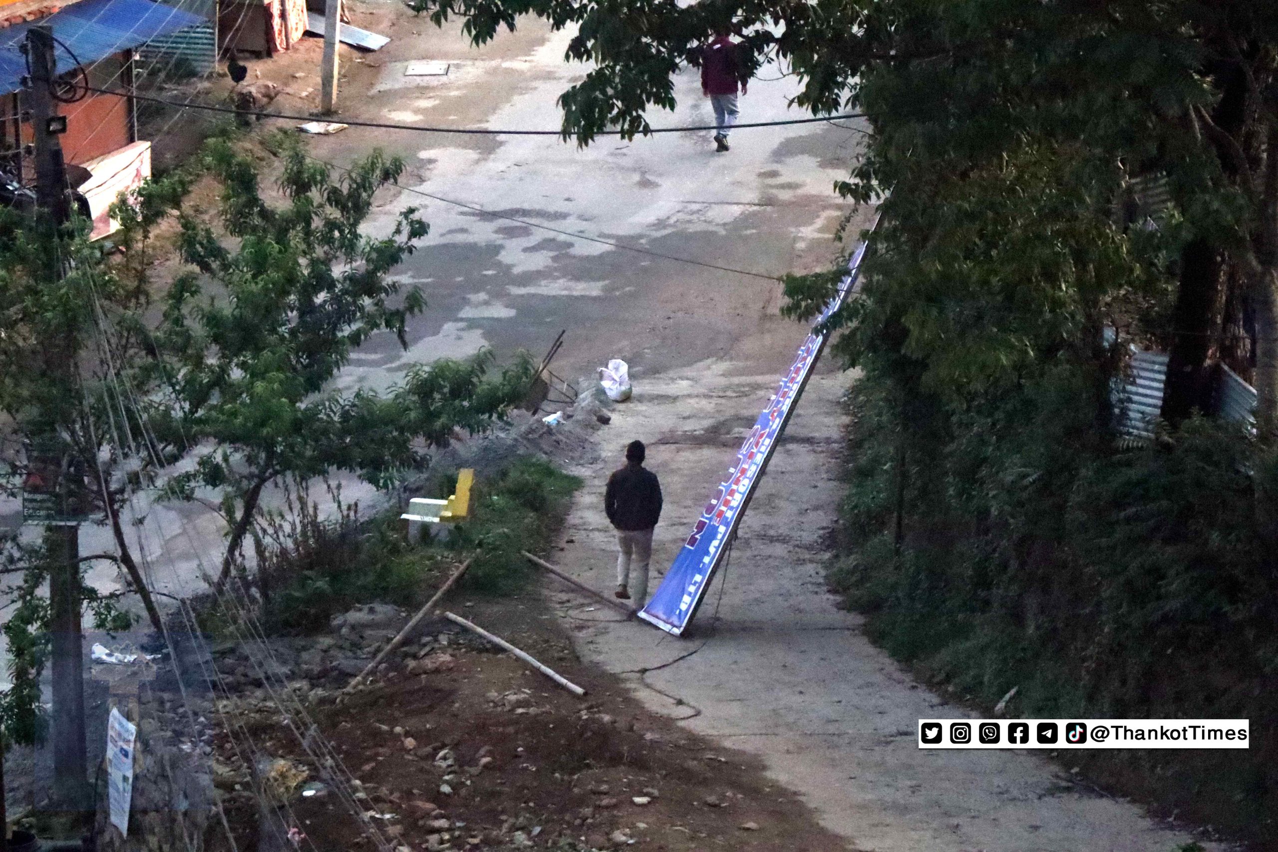 चन्द्रागिरिमा हावाहुरीको वितण्डा, टनेलदेखी होर्डिङ बोर्डसम्म उडायो, विद्युत सेवा अझै अवरूद्ध