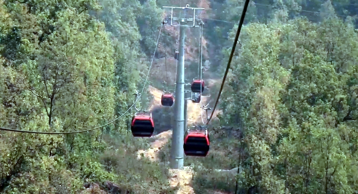 प्रधानमन्त्री पुष्पकमल दाहालद्वारा मौलाकाली केबलकारको उद्घाटन