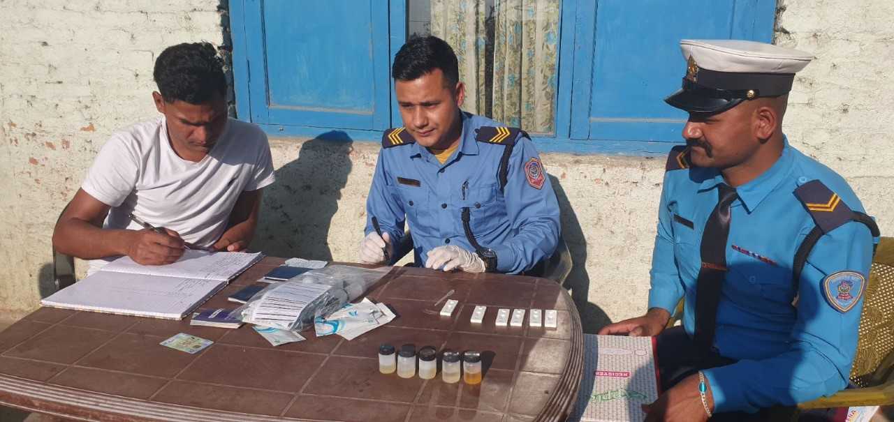 नागढुङ्गामा लापसे चेकिङ, माइक्रो बसका दुई जना चालकसहित ६ जना नियन्त्रणमा