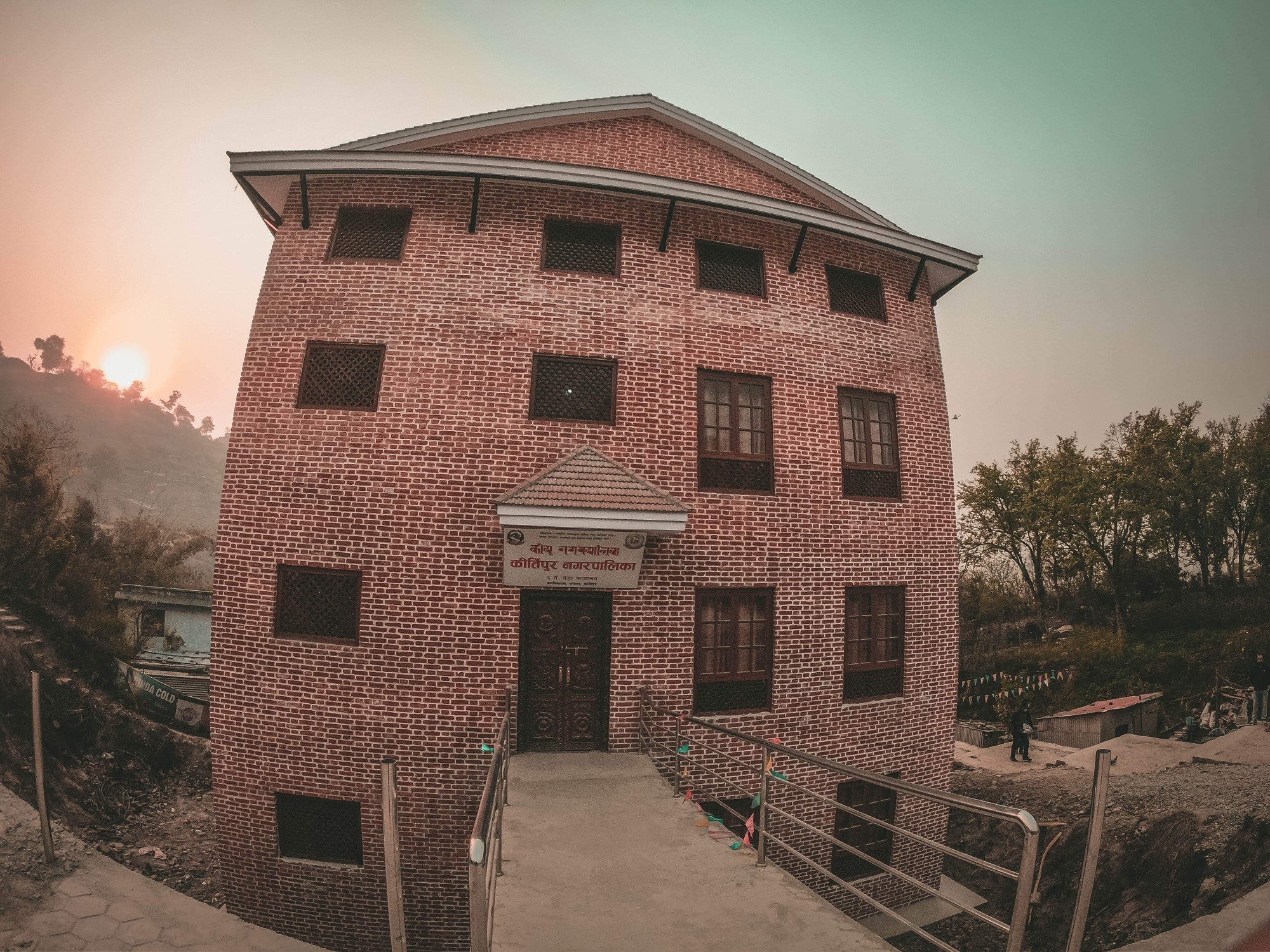 बुद्ध जयन्तीको सार्वजनिक बिदाका दिन पनि कीर्तिपुर वडा नंं ६ को कार्यालयले सेवा दिँदै