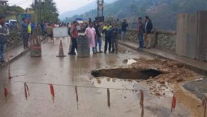 पुलको मुखमा जमिन भासिएपछि पृथ्वी राजमार्ग अवरूद्ध, राजमार्ग सुचारू गर्ने प्रयास जारी