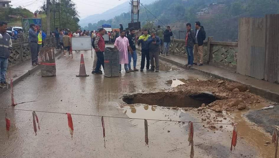 पुलको मुखमा जमिन भासिएपछि पृथ्वी राजमार्ग अवरूद्ध, राजमार्ग सुचारू गर्ने प्रयास जारी