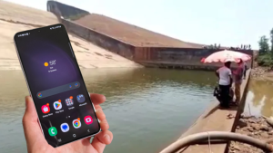 सेल्फी खिच्दा खसेको मोबाइल खोज्न २१ लाख लिटर पानी रहेको तलाउ नै खाली गर्ने कर्मचारी निलम्बित