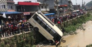 काठमाडाैंमा खोलामा खस्यो यात्रुबस, आठ जना यात्रु घाइते