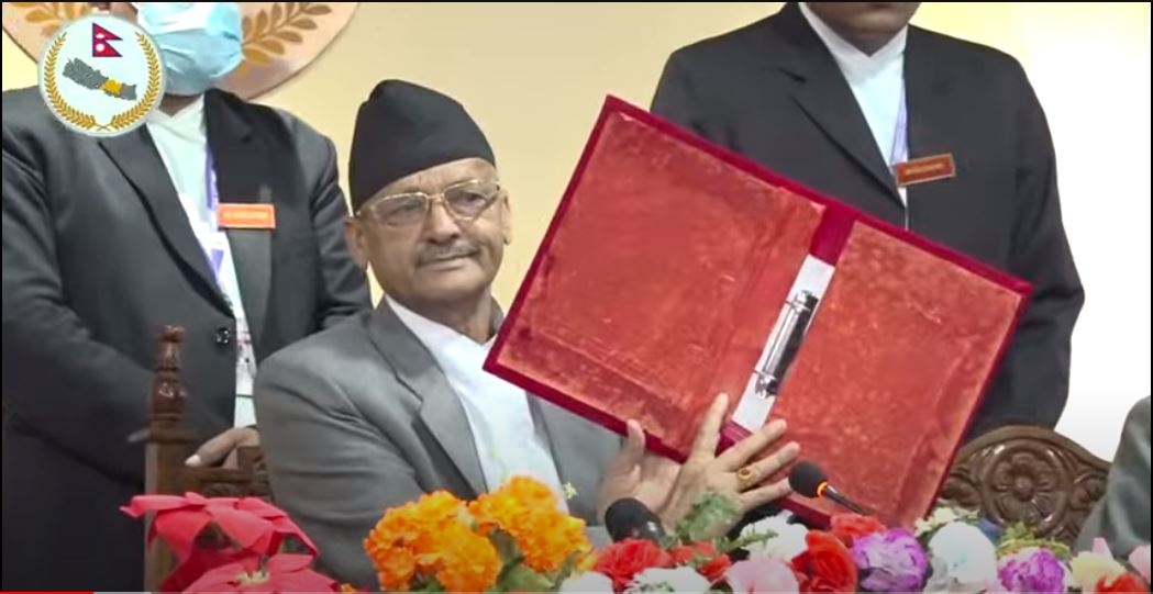 नीति तथा कार्यक्रम पढ्न पुगेका बागमती प्रदेश प्रमुखलाई मुख्यमन्त्रीले रित्तो फाइल दिएपछि…