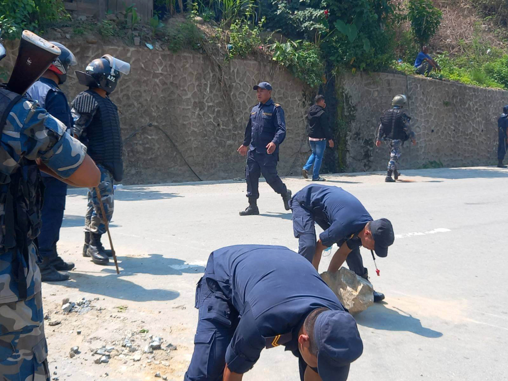 धादिङमा होटल सञ्चालकले चक्कुले घोपेर सेवाग्राहीको हत्या गरेपछि स्थिति तनावग्रस्त, सडक अवरूद्ध