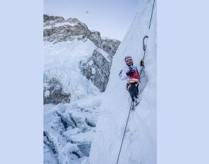 दुवै खुट्टा गुमाएका बुढामगरले गरे सगरमाथाको आरोहण