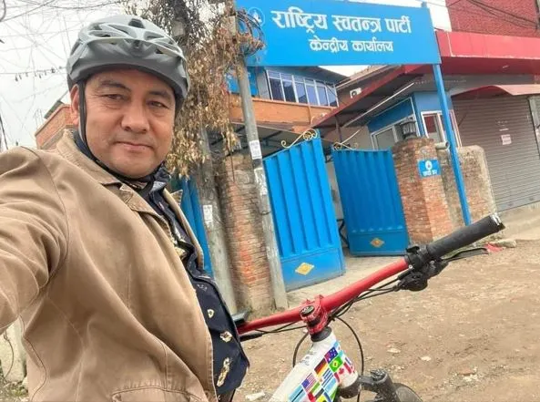 साइकल चढ्नेलाई रास्वपा कार्यालयमा ‘नो इन्ट्री’ ! पानीमा भिज्दै घर फर्किए विश्व साइकल यात्री शाह