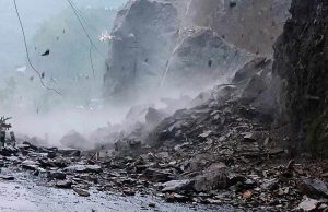 मुग्लिन नाग्दी खोलामा पहिरो, सडक अवरूद्ध