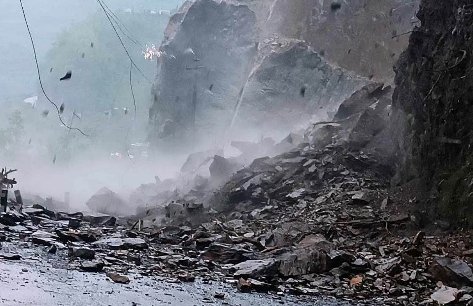 मुग्लिन नाग्दी खोलामा पहिरो, सडक अवरूद्ध