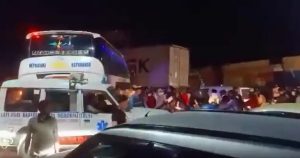 ट्राफिकले जरिवाना तिराएपछि कलंकीमा चालकहरूले सडकमै तेर्स्याए गाडी (भिडियोसहित)