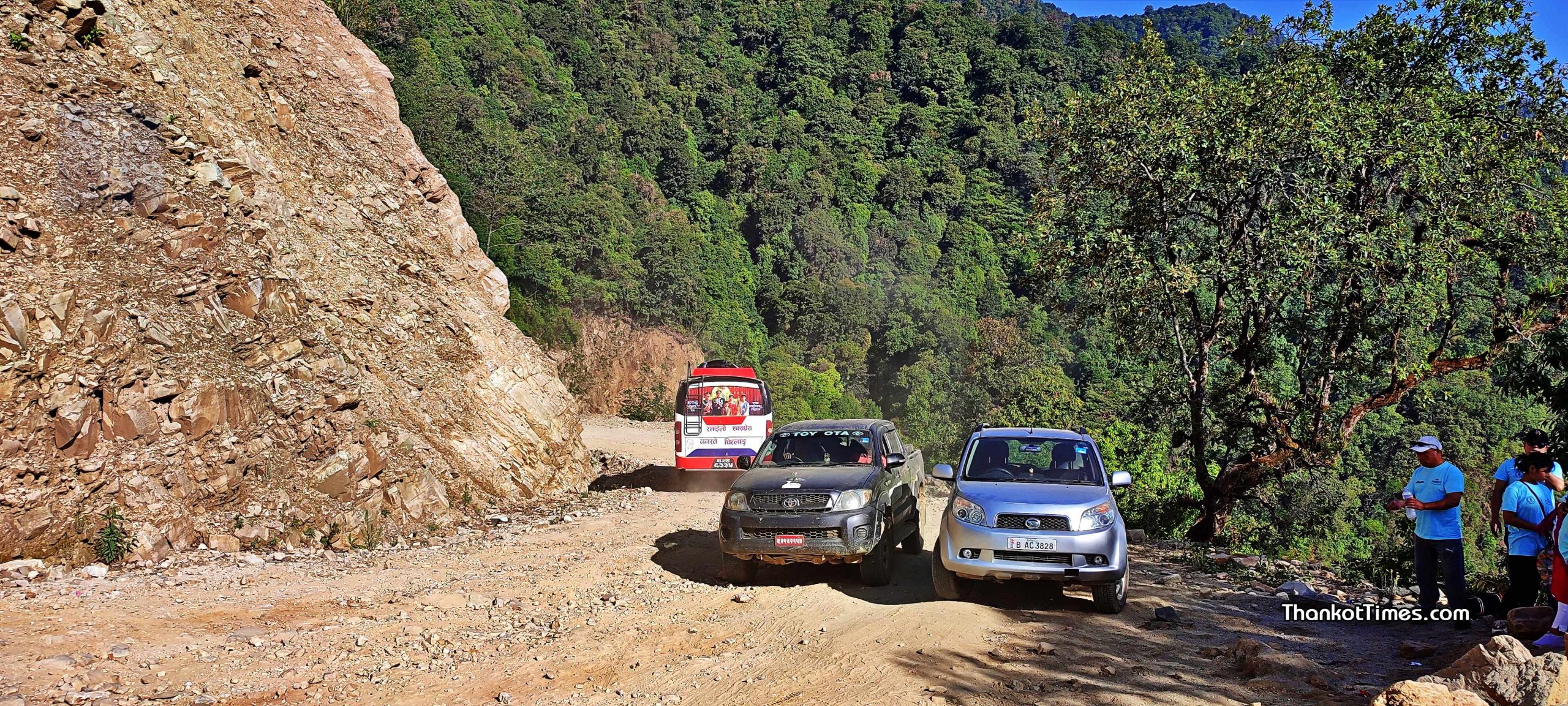 स्तरोन्नतिका लागि फाखेल-हुमाने सडक बन्द, थानकोट-चित्लाङ सडकमा सवारी साधनको चाप