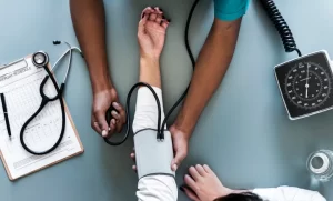 चन्द्रागिरि घुम्न आउनेहरूको निःशुल्क स्वास्थ्य परीक्षण गर्दै ब्लुक्रस अस्पताल