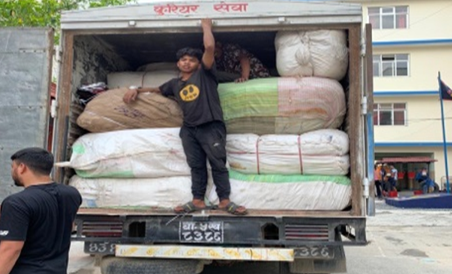थानकोटबाट कलंकी जाँदै गरेको ट्रकमा भन्सार छलीका २ सय किलो काजु, ८ हजार ६०१ थान कपडा