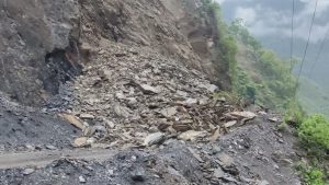 झनै ठूलो पहिरो झरेपछि मुग्लिन-नारायणगढ सडक दुईतर्फी अवरुद्ध, यात्रु अलपत्र