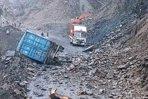 मुग्लिन-नारायणगढ सडकखण्ड पुनः अवरुद्ध, पहिरोमा पल्टियो ट्रक