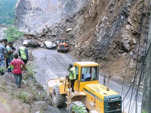 नारायणगढ-मुग्लिन सडकमा लगातार पहिरो झरेपछि थानकोटमा कसरी आइपुग्दैछ डिजेल पेट्रोल !