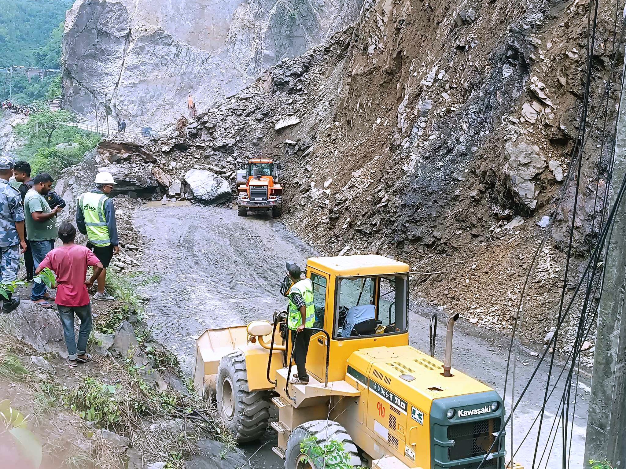 नारायणगढ-मुग्लिन सडकमा लगातार पहिरो झरेपछि थानकोटमा कसरी आइपुग्दैछ डिजेल पेट्रोल !