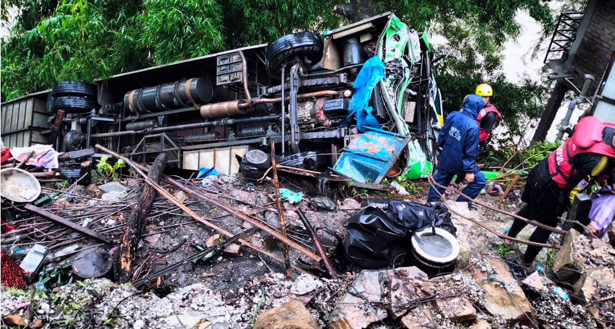 एकाबिहानै दुर्घटनाको खबर, दासढुंगामा यात्रु बस दुर्घटना, १९ जना यात्रु घाइते