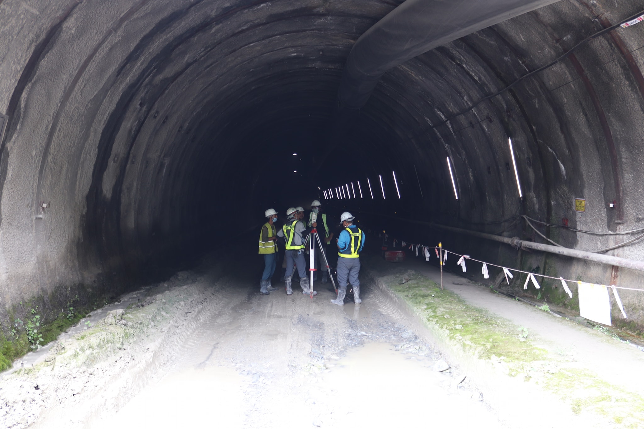 नागढुंगा सुरुङमार्ग निर्माण भइरहँदा स्थानीयका घरमा चिरा-चिरा, क्षतिको अध्ययन गर्दै भवन विभाग