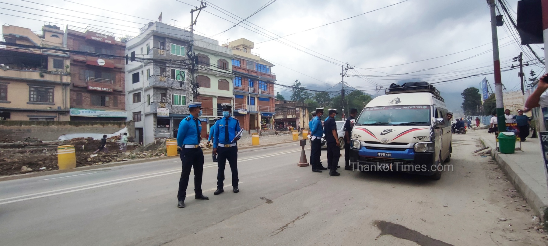 कीर्तिपुरमा ट्राफिक प्रहरीको सरप्राइज चेकिङ, ४२ जना चालक ट्राफिक प्रहरीको कारबाहीमा