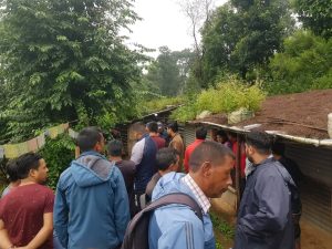 मच्छेगाउँनजिकै कुखुराको खोरमा पसेको चितुवा नियन्त्रणको प्रयास जारी (भिडियो)
